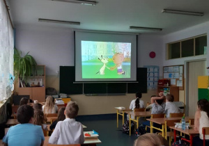 Dzieci w multimedialnej sali lekcyjnej